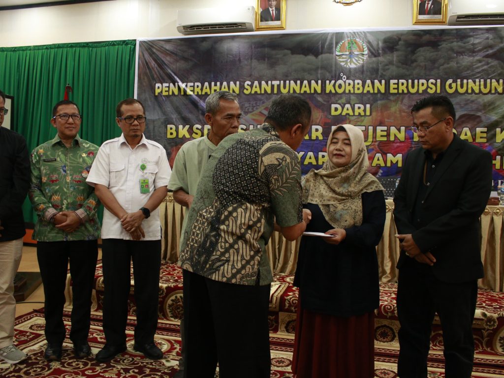 BALAI KSDA SUMATERA BARAT DITJEN KSDAE KEMENTERIAN LHK DAN ASURANSI MEMBERIKAN SANTUNAN KORBAN ERUPSI MARAPI