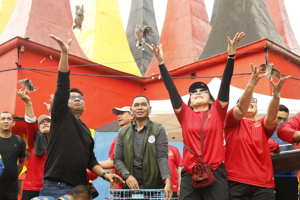 Bersinergi Lestarikan Alam, Kejati sumbar dan BKSDA Sumbar Lepasliarkan 110 Burung