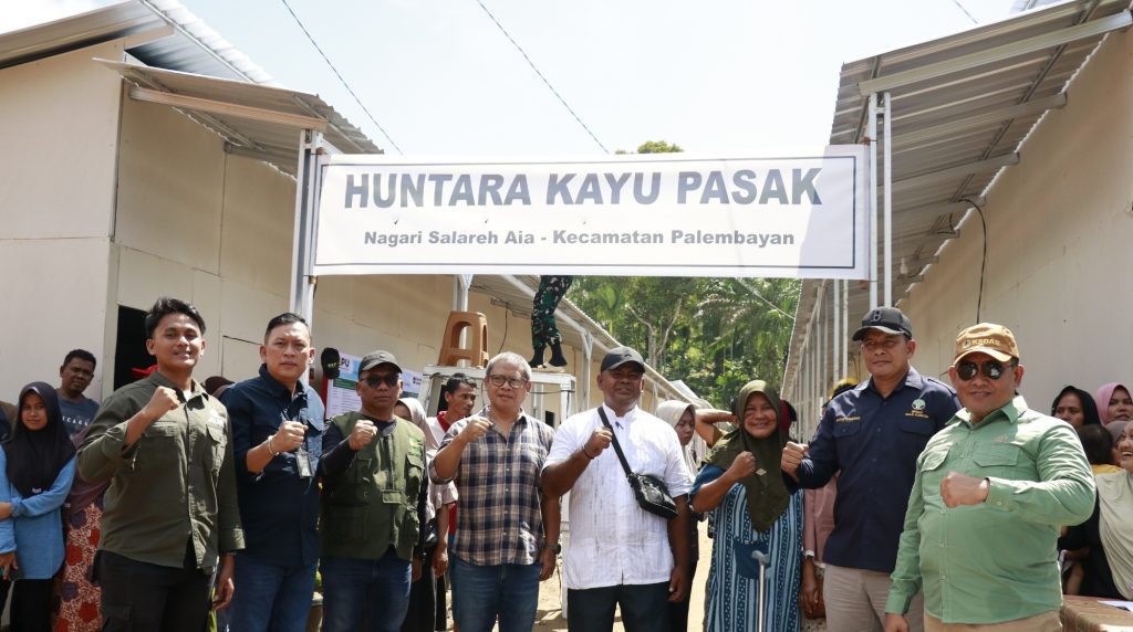 Kementerian Kehutanan Salurkan Bantuan Perlengkapan Ibadah di Huntara Kayu Pasak